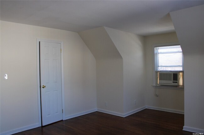 Building Photo - 37 Hemlock St