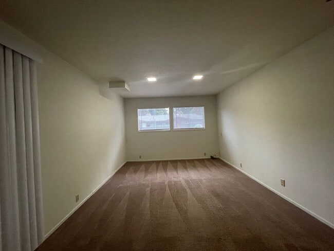 Building Photo - Charming Pet Friendly, 3-Bedroom 1-Bath, p...