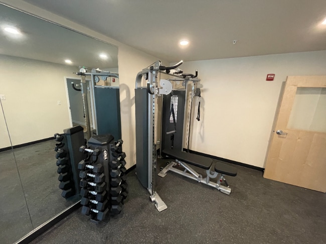 Building Photo - 540 Northend Dr