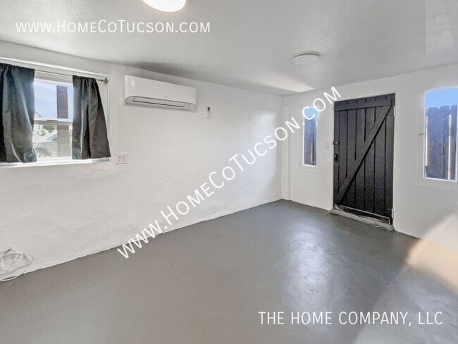 Building Photo - 940 E Florita St