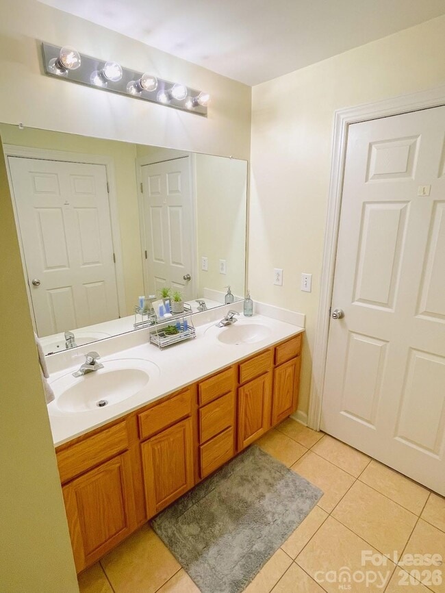 Building Photo - 718 W Trade St