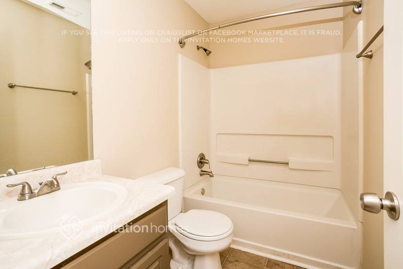 Building Photo - 572 Lakewater View Dr