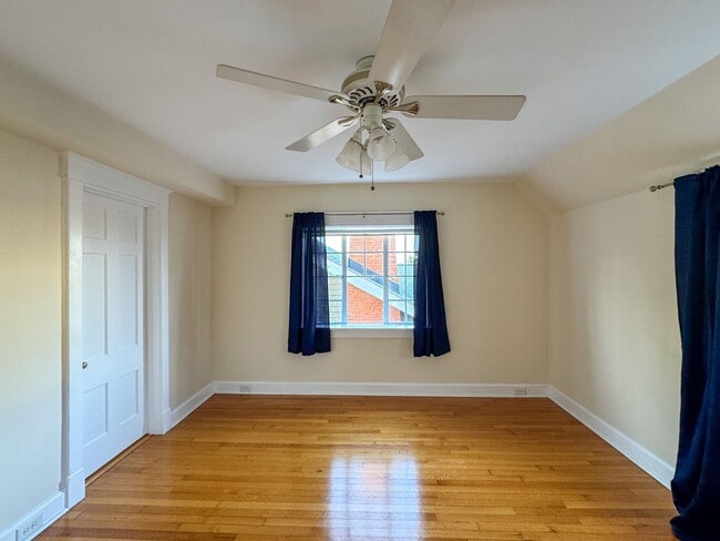 Building Photo - Stunning 4 Bed 4 Bath Haymount Home