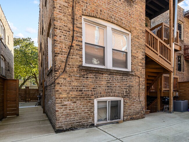 Building Photo - 3744 W Eastwood Ave
