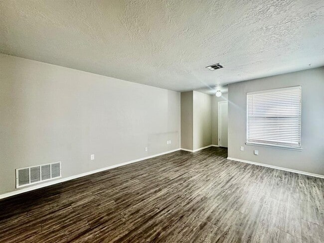 Building Photo - 143 Barrett Pl