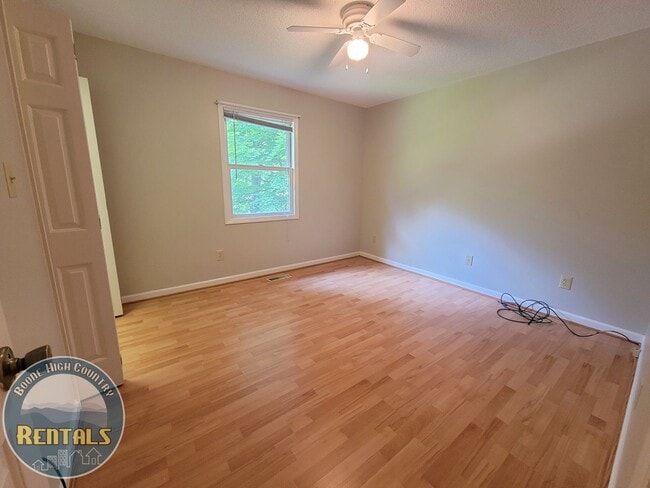 Building Photo - 3/2 One-Level Living Cabin in A Serene Setting!