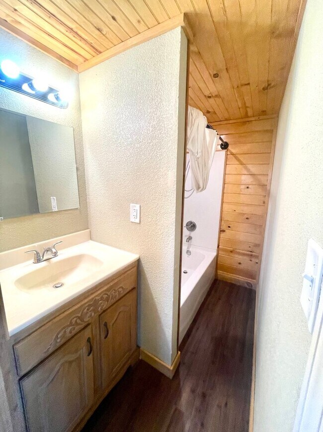 Building Photo - 519 E 7th St