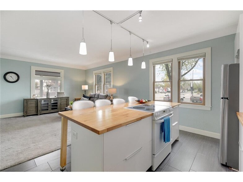 Building Photo - 144 8th Ave S