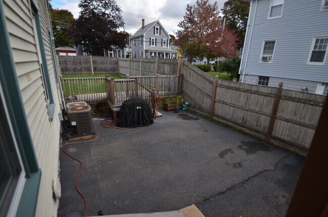 Building Photo - 146 Melrose St