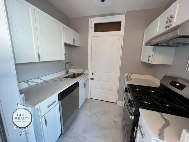 Building Photo - Remodeled East Albany Park Apts!