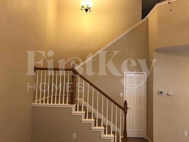 Building Photo - 2132 Montclair Ln