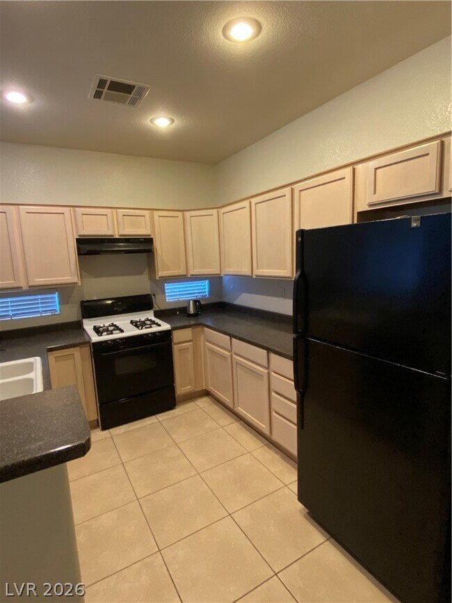 Building Photo - 10555 Lessona St