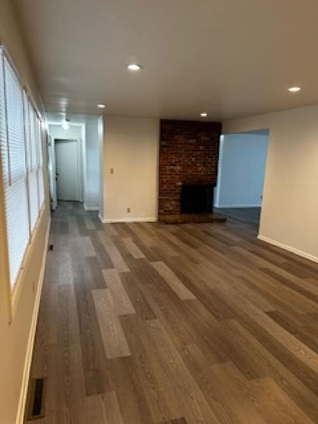 Building Photo - Newly Remodeled Home – Conveniently Located!