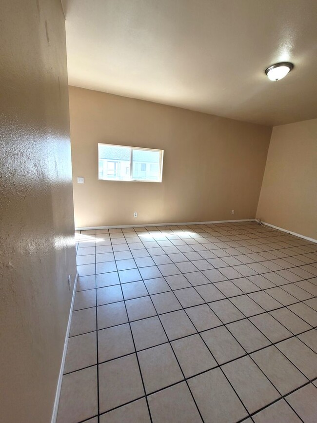Building Photo - Large 4bd/2bth Unit in Logan Heights with ...