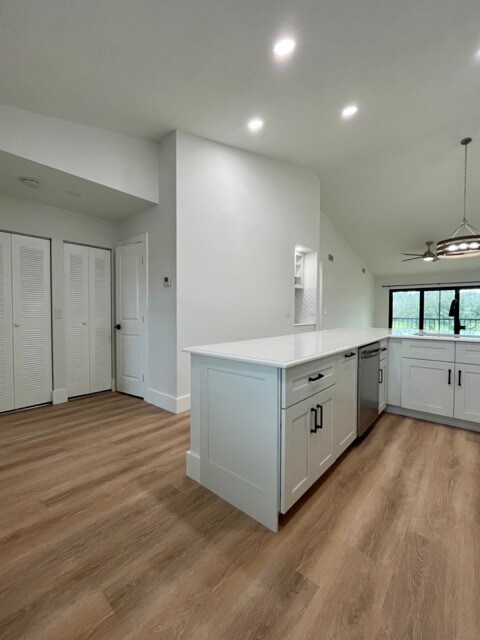 Building Photo - 102 Pinecrest Cir