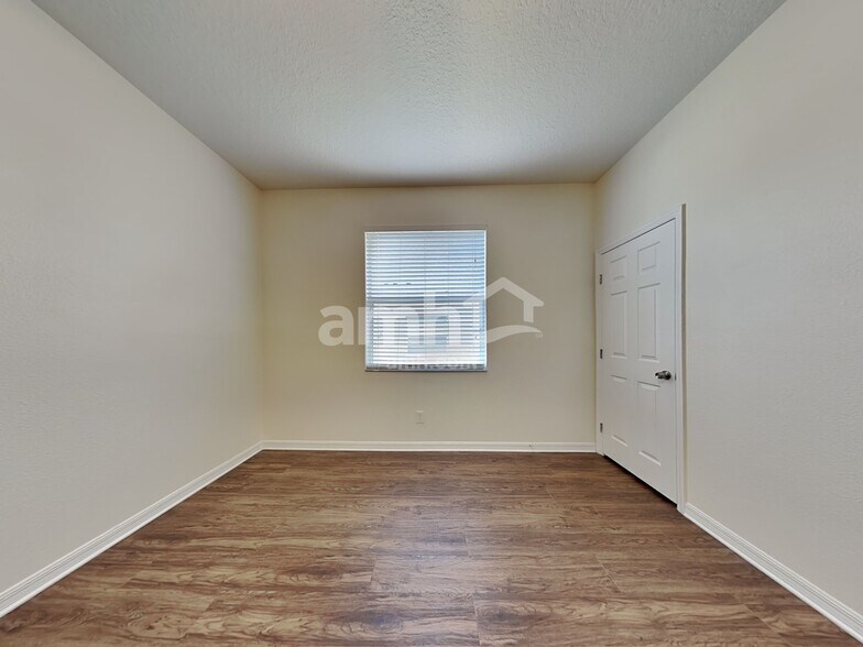 Building Photo - 11160 Creek Haven Dr