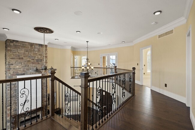 Building Photo - Large 5 Bedroom Home W/ Fenced yard