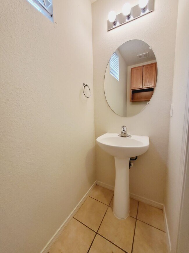 Building Photo - 3 Bedroom 2.5 Bathroom