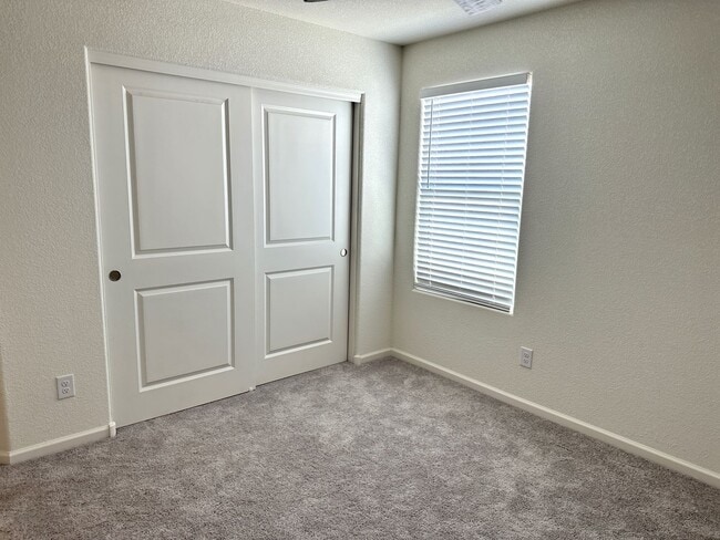 Building Photo - 4 bedroom, 2 bathroom Mystic Canyon Gem