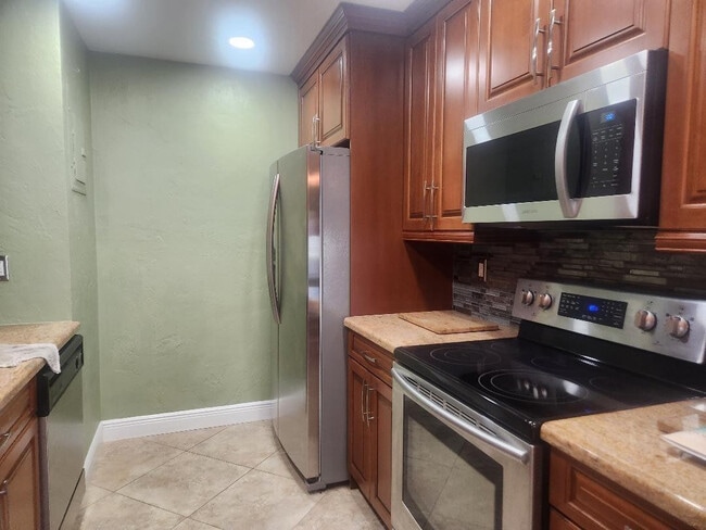 Building Photo - 1261 NE 2nd St