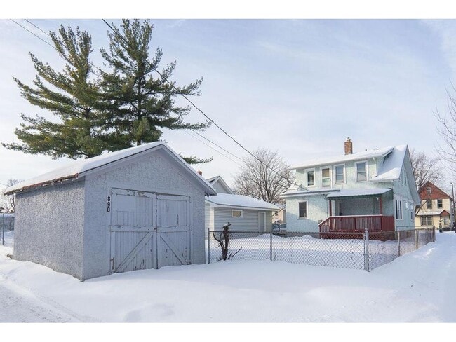Building Photo - 890 Arkwright St N