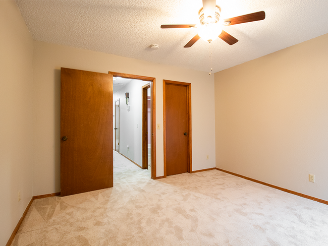 Building Photo - Spacious 3BD/2.5 BTH 2 Car Garage, Minutes from Tinker AFB