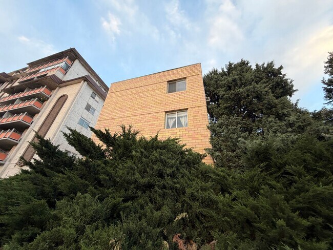 Building Photo - Turnkey Top-Floor Living in Gated Community Near City Park, Dining & Hospitals