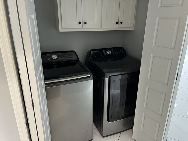 Building Photo - 606 E 23rd St