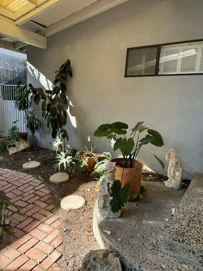 Building Photo - Stunning Single-Story Granada Hills Pool Home | 3 Bed | 2 Bath | 2,500 Sq Ft