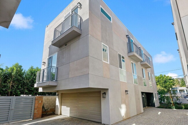 Building Photo - 13637 N Fellows Ave