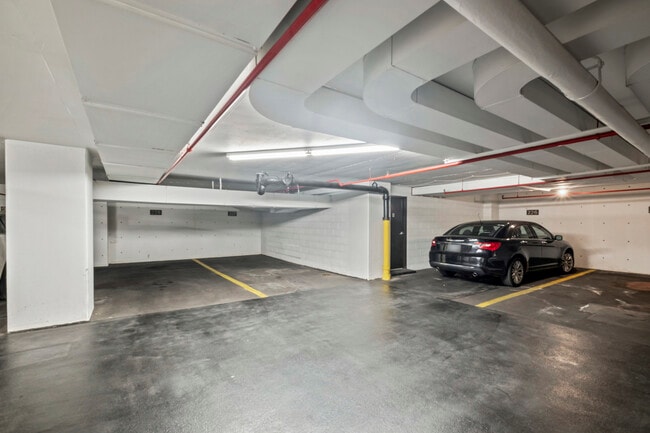 Building Photo - 4343 N Clarendon Ave