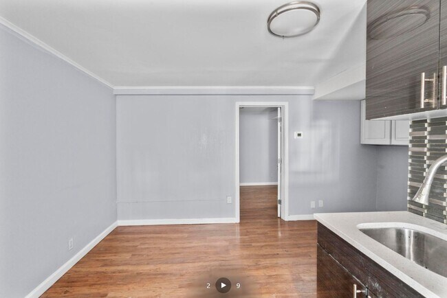 Building Photo - 151 School St