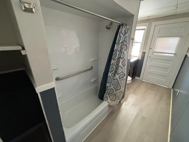 Building Photo - 42 Spruce St