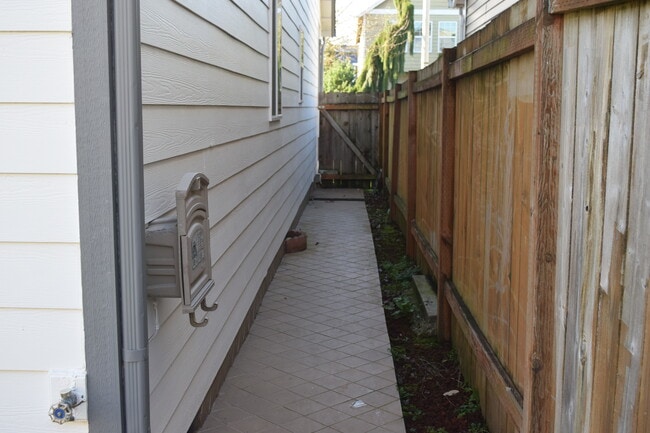 Building Photo - 6321 NE 59th Ct