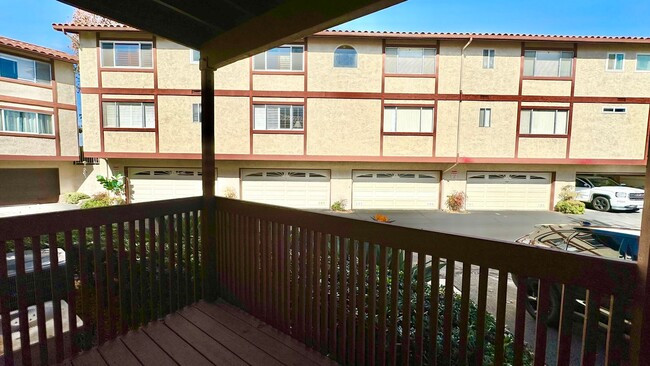 Building Photo - Darling Upstairs Unit Condo in Private HOA...