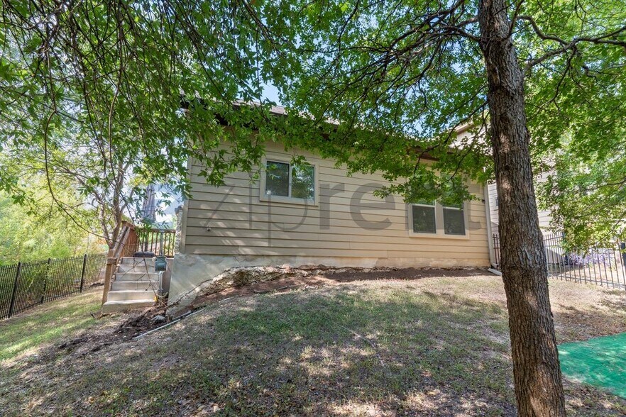 Building Photo - Unit 28