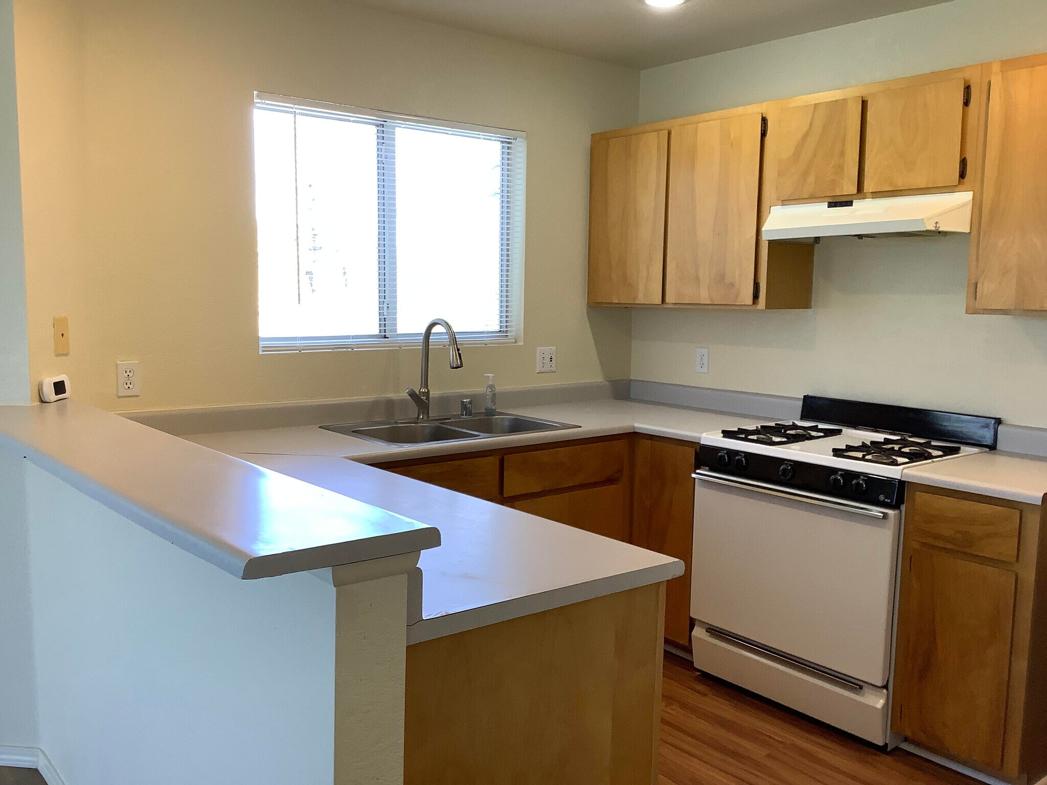 Building Photo - 604 N Bagby Dr