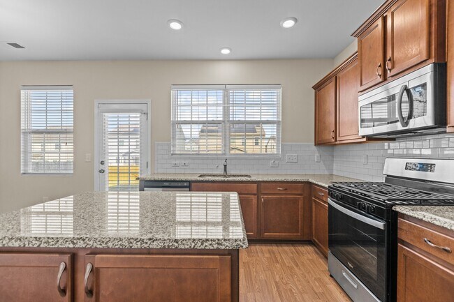 Building Photo - 624 Hiddenbrook Dr