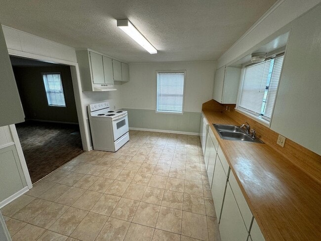 Building Photo - 310 Birdie Pl