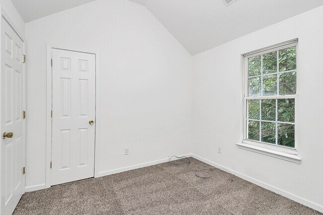 Building Photo - 1215 McAllister Dr
