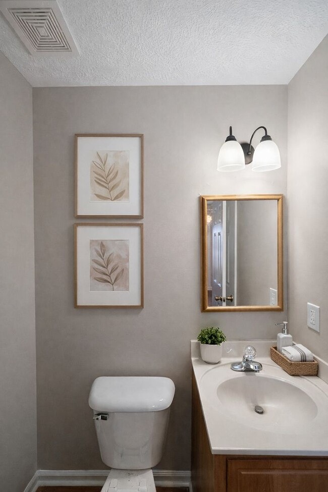 Building Photo - Beautiful 3 Bedroom 2 Bath Home