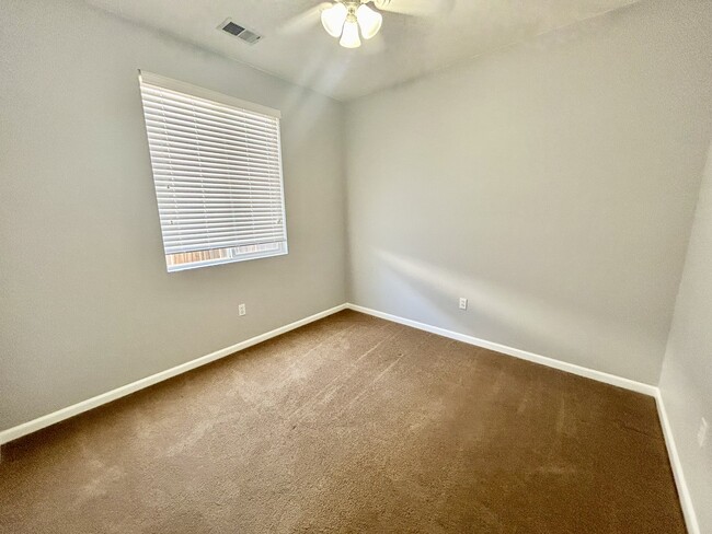 Building Photo - 392 Royal Troon Dr
