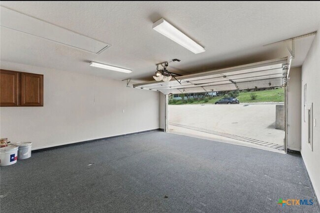 Building Photo - 976 Parkview Dr