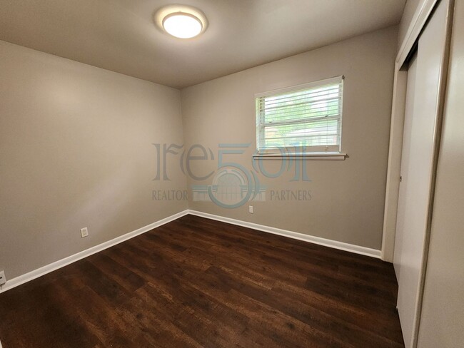Building Photo - Wonderful 3BR/1.5BA Just a few blocks away...