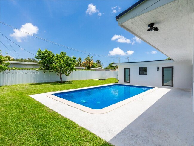 Building Photo - 1181 NE 202nd St