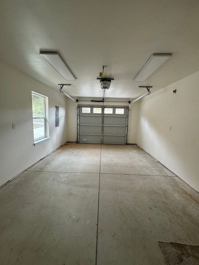 Building Photo - 1750 NE Alameda Ave