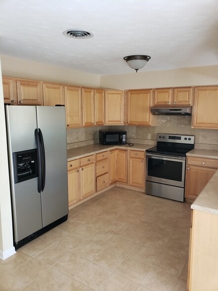 Building Photo - 170 Larchwood Dr