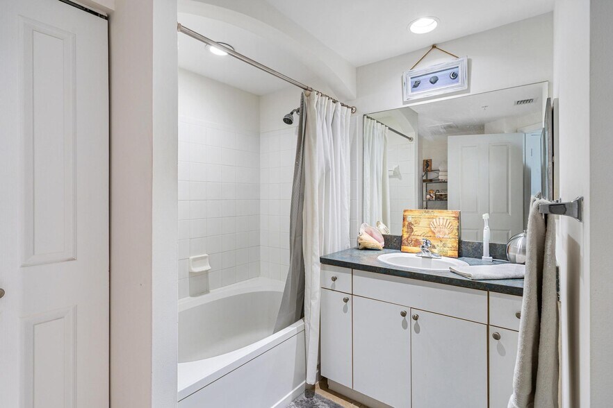 Building Photo - 9172 Collins Ave