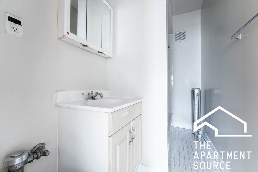 Building Photo - 3926 N Pine Grove Ave