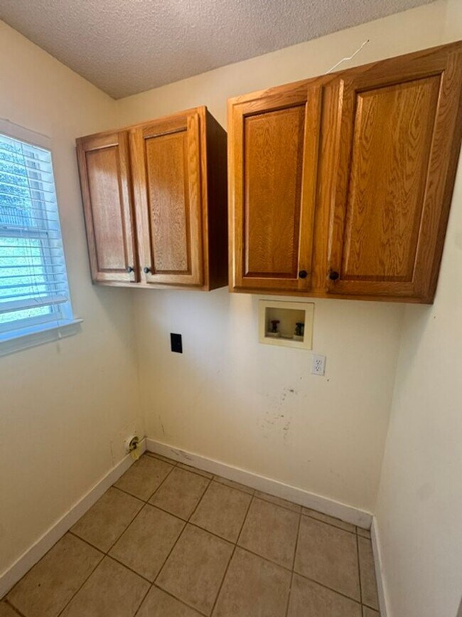 Building Photo - Spacious 4 Bedroom in South Crestview!